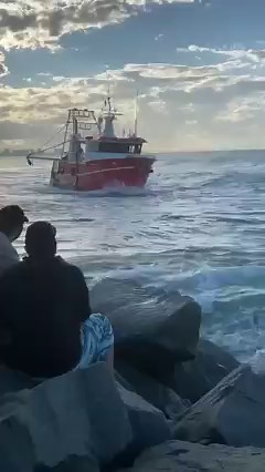 Wow! Check out this skipper's skills as he navigates the Mooloolah River mouth under plenty of pressure. 📽️courtesy of Jane Horne. Full story here: https://bit.ly/3wNuetk | Sunshine Coast Daily