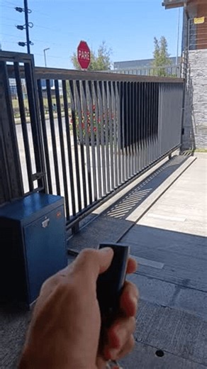 clip-3991355037-hand-opening-vehicle-gate-remote-control