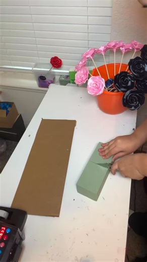 Mary’s faux rose garden🌷✨ on Instagram: "Te muestro hacer base para un ramo de 20 rosas🌷 #tutorial #rosaseternas #ramo"