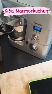 REZEPT für den KiBa-Marmorkuchen: 1 Glas Sauerkirschen 200 g weiche Butter 150 g brauner Zucker 4 Eier 2 sehr reife Bananen 1 TL Vanillepaste 275 g Mehl 2 TL Backpulver 1 Prise Salz 2 EL Kakaopulver 2 EL Milch Schokolade, Haselnusskrokant zum Verzieren Den Backofen könnt ihr gleich schonmal auf 180 Grad Ober/Unterhitze vorheizen. Die Kirschen abtropfen lassen… Butter, Zucker und Eier schaumig schlagen….Dafür die Eier einzeln und je für ca. 1 Minute unterrühren… Die Bananen schälen und mit einer 