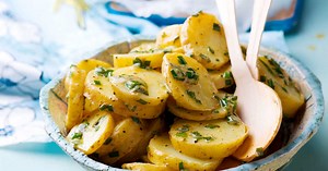 Salade de pommes de terre : cette recette ultra-croustillante est LA salade star de l'été