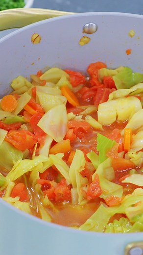 This detox cabbage soup recipe is vegan, gluten-free, ultra-healthy, and Mediterranean diet friendly! https://themeddish.com/Detox-Cabbage-Soup | The Mediterranean Dish