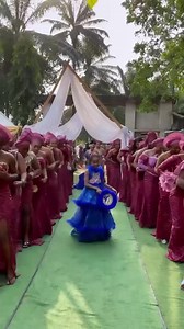 601K views · 10K reactions | Cute wedding entrance  #worldafrodance @asoebibella PLANNER: @shamol_experience Bride: @barbieecolette Brides 1st Outfit: @toginafashion —— #happyfeetdance #afrodance #afrobeat #afrobeats #butterflylegwork #wizkid #legwork #wedding #vibes #kizzdaniel #naijawedding #love | World Afro Dance | Facebook