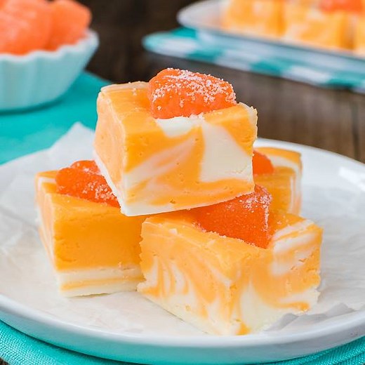 Say hello to your new favorite fudge! This EASY No Fail Orange Creamsicle Fudge will disappear every time you make it!!! Get the PRINTABLE RECIPE Here: http://insidebrucrewlife.com/2017/05/no-fail-orange-creamsicle-fudge/ | Inside BruCrew Life