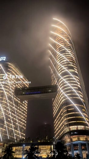 Wooow….. 😍🌧️⚡️⛈️ Suddenly, I took cover under the roof’s edge and looked up at the rain as it erased the world. 😳😱❤️😍 #fyp #travel #rain #colombo #itc #itcratnadipa #gallface #srilanka #mist #light #viral #travelwithudaa #wow #foryou #afterlongtime