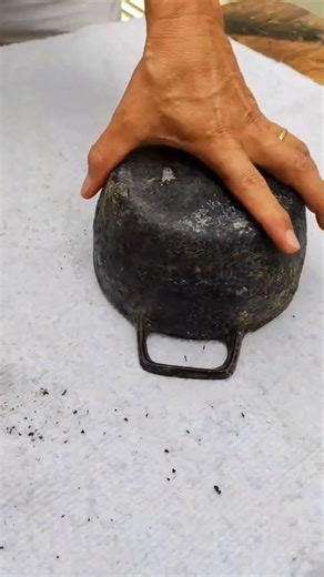 154K views · 1.4K reactions | How to clean a burnt pan easily! product that melts grease and crusts | Raimundo's Recipes and Tips | Facebook