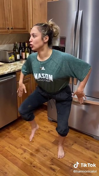 Zach & Cody taught us how to dance #zachandcody #suitelifeofzackandcody #suitelifeondeck #colesprouse #dance #dancingsisters #sisters #lol #funnydance