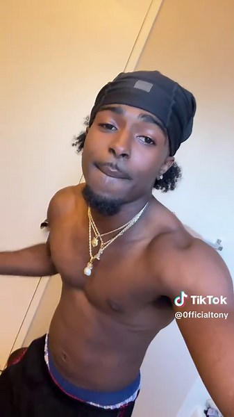 Tan line from shirt is actually crazy😭#fyp #foryourpage