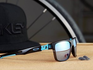 Discover how #OakleyCrossrange lets you adapt from sport to lifestyle without breaking a sweat. | Oakley