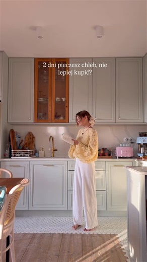 Julia C. on Instagram: "Moje pieczenie chleba🥹 pieczenie zajmuje sporo czasu, ale warto! Wiem, że jeszcze na końcu ciasto trochę się klei.. sama cały czas się uczę wyrabiania. Mam nadzieję, że za rok nagram rolkę z pieczeniem jako master od chleba🤭 (Piekę z 1,5 porcji, wychodzą dwa chleby w garnku 2.2l) Składniki: *100g aktywnego zakwasu *350g wody *500g mąki (u mnie ok 50g żytniej razowej, 60g żytniej białej, reszta pszenna biała) *10g soli 1. Rano podkarmiam zakwas, po 4-5 godz