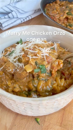 Marry me chicken orzo full recipe: https://goldengracekitchen.com/marry-me-chicken-orzo/ #orzo #marrymechicken #chickenorzo #easydinners #weeknightmeals | Golden Grace Kitchen