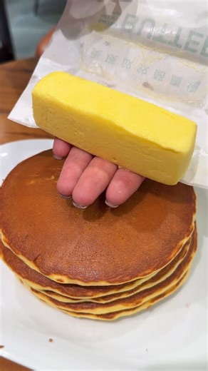 たつ| Japanese food on Instagram: "↓↓店舗詳細はここから↓ ↓ 👆気になったらフォロー＆保存してね👆 …………………………………………………………………… 🧈『BUTTER 美瑛放牧酪農場』 @butter_b_official 丸ビルB1にある、 “美瑛の放牧酪農バター”を使ったスイーツが人気のお店🧈✨ ここ、本気でバターの香りが違う。 コクがあるのにしつこくなくて、 口に入れた瞬間スッと溶ける“本物のバター感”が味わえるやつ🤤 店内は明るくて入りやすく、 仕事の合間の休憩にも、丸の内デートの合間にも使いやすい◎ …………………………………………………………………… ◾️営業時間 月〜土 11:00〜21:00 日・祝 11:00〜20:00 （丸ビルに準ずる） ◾️禁煙・喫煙 全席禁煙 ◾️予算 1,000〜2,000円 ◾️住所 東京都千代田区丸の内2-4-1 丸の内ビルディング B1F TEL：03-5860-3695 …………………………………………………………………… 「行ってみたい！」と思ったら保存しておこう😋"