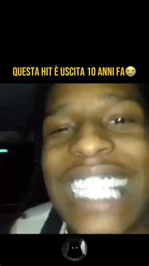 IL PLUG | Rap & Urban News on Instagram: "Sentirsi vecchi è un attimo: quando realizzi che questa hit ha 10 anni, ti rendi conto che è passata un’era geologica. Ma la cosa sconvolgente non è il tempo che scorre, è che Lord Pretty Flacko Jodye 2 suona ancora più fresca e futuristica del 90% delle uscite di oggi. ⌛🔥 In questo video c’è l’essenza purissima di A$AP Rocky: qualità video sgranata, flash del telefono sparato in faccia, un’auto piena di amici (probabilmente della A$AP Mob) e quei grill