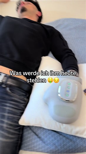 Meine Mama hatte immer wieder Probleme mit ihren Händen wegen Arthrose. Seit sie dieses Handmassagegerät benutzt, merkt sie vor allem durch die Wärmetherapie, die verschiedenen Intensitätsstufen und die unterschiedlichen Modi eine spürbare Entlastung. Je nach Tag stellt sie es sanfter oder stärker ein – und sagt selbst, dass es ihr im Alltag echt hilft. Kein Wundergerät, aber für sie eine echte Unterstützung. ❤️