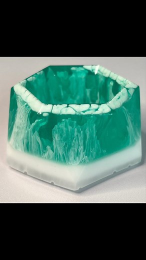 You don't have to use alcohol inks to create petri art with resin. This little pot was made with leftover one coat resin mixed with the emerald green resin dye, both from @just4youonlineuk. A tiny amount of their supreme white epoxy pigment paste then creates the magic! These resin dyes are a great alternative to alcohol inks. There are no annoying shipping constraints due to them not being a flammable liquid and they come in a range of colours. A few drops is enough to create a beautiful transp