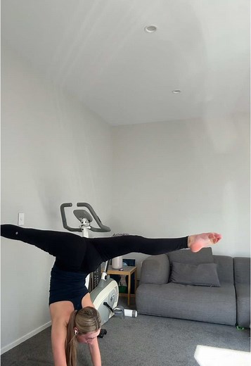@A V A 🎱🐊🍒 U did it better 🙌🙌 back to my roots fr #onthisday #izzyflipsxo #foryou #foryoupage #acro #tumbles #acrobat #fails #gymnastics #blowthisup