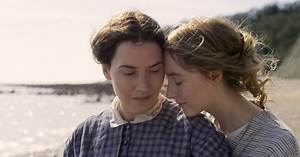 Ammonite : Saoirse Ronan et Kate Winslet tombent amoureuses dans la bande-annonce