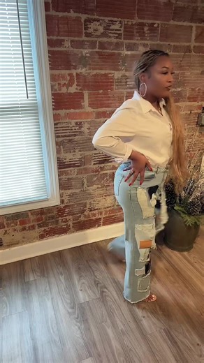 If you’re looking for a good pair of denim that’s not your ordinary jeans, these are the ones. Super cute, edgy, and true to size. Easy to style and definitely a statement piece. They won’t last long, so don’t wait 👀🔥 💙 #JazzItUpBoutique #BoutiqueDenim #StatementJeans #DistressedDenim #PatchworkDenim