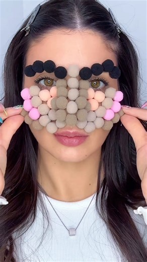 Maquiagem de PomPom . . . . #makeup #maquiagemx #makeuptutorial #makeuplover #pompom #pompommaker #maquiagem #maquiagembrasil #maquiagemlovers #dicademaquiagem #dicadebeleza #beleza #beauty #beautytips #maquillaje #challenge #makeuptransformation | Tassia Picci