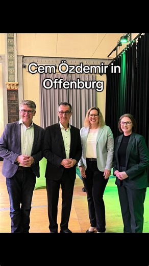 💚 Volles Haus im Schillersaal Offenburg! 💚 Cem Özdemir zu Gast – unserem Spitzenkandidaten für das Amt des Ministerpräsidenten - in der Ortenau 🙌 Mega Stimmung, starke Rede und richtig gute Fragen aus dem Publikum zu: 🚍 ÖPNV 👶 Gesundheitsversorgung & Hebammen 📚 Bildung 🤝 Koalitionen Standing Ovations zum Schluss 👏 und natürlich durfte die Selfie-Time nicht fehlen 📸😄 So fühlt sich Politik an, die verbindet und Mut macht! 💚 #2ö26 #Ortenau #CemÖzdemir #Grüne #PolitikTok @Cem Özdemir