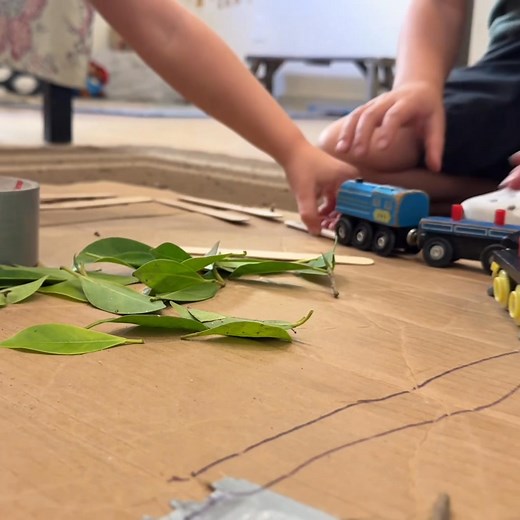 There are so many ways to build. Our pre-K classroom is building a train scene and sharing all they learned about trains in the past few weeks of doing the train project. | BunnyBears Preschool