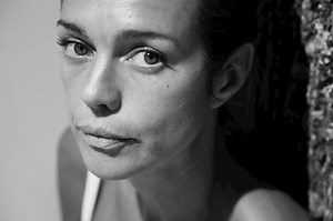 On "The Yield", Kate Fenner Ruminates on Life's Trappings (premiere) » PopMatters