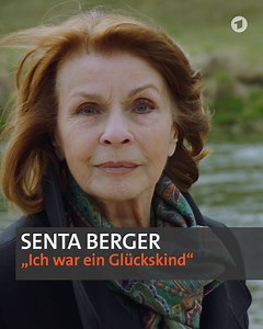 Senta Berger ist eine der ganz Großen der deutschen Film- und Fernsehgeschichte. Obwohl sie in spärlichen Verhältnissen aufwuchs und die Schrecken der späten Kriegsjahre miterlebte, bezeichnet sie sich rückblickend als "Glückskind". Eine ganze Doku über die Film-Ikone finden Sie hier: www.kultur.ard.de | ttt - titel thesen temperamente