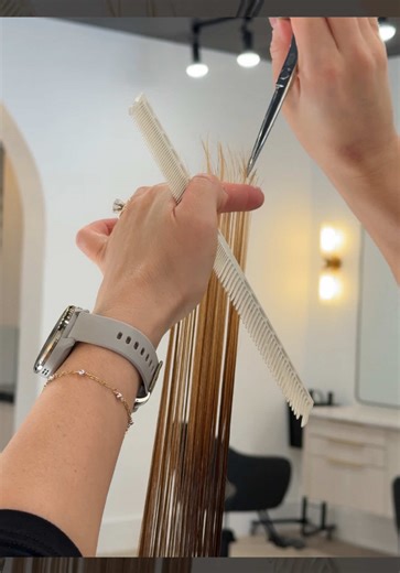 This client has been loving the overall shape of her cut, so today we decided to maintain her length and revive the layers! ✂️ I love cutting hair both dry and wet! 😍 When I want to make a bigger change and need to create the shape before customizing the color, I go with a dry cut. I LOVE dry cutting because it lets me build the shape and refine the details at the same time. But I also LOVE wet cutting! It’s my go-to for maintenance appointments (like this one!) or when we’re only making small 