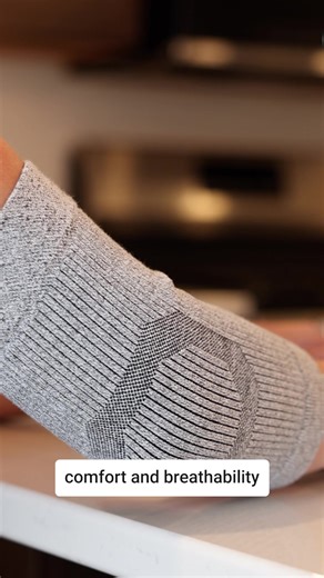 Experience support that keeps you moving comfortably. Our Comfort Elbow Sleeve delivers targeted compression and a snug, flexible fit to help manage pain without limiting mobility. Crafted with breathable, lightweight knit, it’s designed to keep your arm cool and dry during workouts, recovery, or everyday wear. Built-in Comfort-Fit Technology ensures the perfect balance of compression, comfort, and breathability. Whether you’re dealing with tennis elbow, golfer’s elbow, tendonitis, or arthritis,