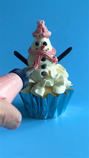 The icing scarf is too adorable 😭 | Twisted