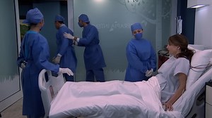 Julia le pide ayuda a Arturo. | Gaby & Larry