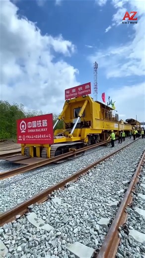 மனிதன் இல்லாமல் தண்டவாளம் போடும் மெஷின்!