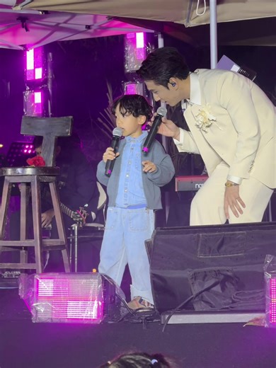 Tối nào đi học về con cũng hỏi khi nào thì con mới được hát “My Love” với bố trên sân khấu. Hôm diễn sắp tiết mục của anh đoạn giữa mà anh có vẻ không hài lòng lắm, anh muốn hát luôn từ đầu cơ 😆 dù còn hơi đuối hơi xíu xíu đôi chỗ vì con còn chưa có thời gian tập band, nhưng sẵn sàng lao lên sân khấu hát liveband là bố cũng nể rồi! Lúc 6 tuổi bố mới dám hát karaoke thôi! Cả nhà cho em Sữa nhiều sự ủng hộ với My Love nha ❤️ #DuongEdward #tiktokgiaitri #metub #TikTokVietNam #giadinhDauSua