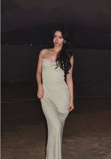 Nothing beats the feeling of wearing a pretty dresses on the beach . . . . . . . . . Beachclub dresses. Beach dress, sunset photos Fashion inspiration, outfit, Pinterest outfit, what to wear when I don’t know what to wear, summer outfit, dressup, girlhood, woman fashion #outfitinspo #viral #trend #girlssupportinggirls #sunsetbeach