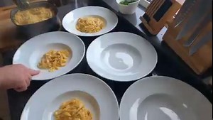 Airfryer = Pastafryer Tagliatelle pasta met garnalen in knoflookroomsaus Een heerlijke pastamaaltijd voor maximaal 5 personen met nog geen 5 minuten meer in de keuken aanwezig te zijn. Ook krijgt je pasta veel meer smaak omdat alle smaak van de ingredienten in de pasta trekt wanneer je hem op deze manier bereid en het scheelt ook nog eens afwas. Smakelijk eten! Martin Senders The Philips Chef Ingredienten: 500 gram garnalen 500 gram verse tagliatelle pasta 1 grote ui 4 tenen knoflook 1 citroen 7