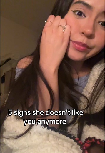 5 Signs She Doesn't Like You Anymore