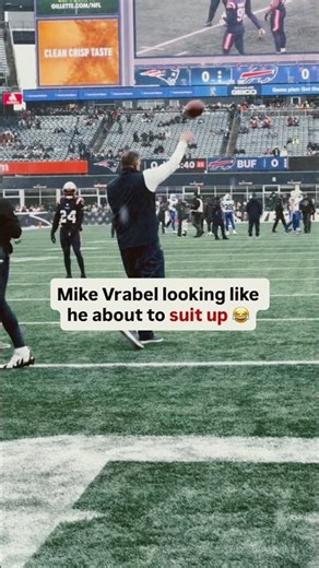 Mike Vrabel looking like he about to play QB for Patriots 😂