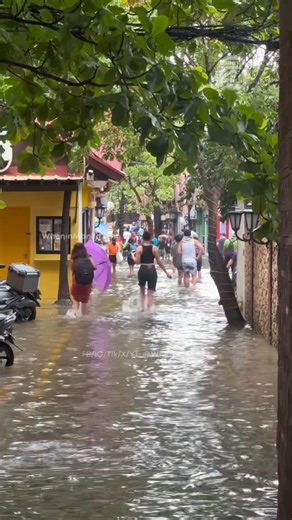 𝗪𝗵𝗲𝗻𝗜𝗻𝗠𝗮𝗻𝗶𝗹𝗮.𝗰𝗼𝗺 𝗣𝗵𝗶𝗹𝗶𝗽𝗽𝗶𝗻𝗲𝘀 on Instagram: "After a heavy downpour, some parts of Boracay started flooding this morning."