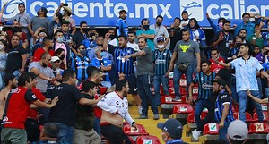Vídeo | Los hinchas de Querétaro y Atlas protagonizan el episodio más violento en el fútbol mexicano