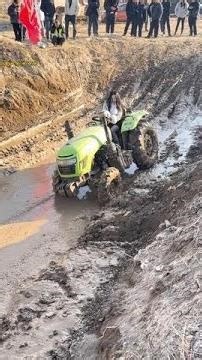 女司机开着拖拉机玩泥巴，这表现怎么样？#拖拉机 #第一视角