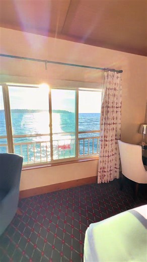 There’s something special about staying right on the water in downtown Seattle. The Edgewater Hotel has been part of Seattle history since 1962, famously hosting music legends like The Beatles, and today it still feels like one of the most iconic places to experience the city 🏙️ Think cozy Pacific Northwest lodge vibes, windows that open right over Elliott Bay, ferries gliding by, and the Olympic Mountains in the distance. Watching the light change on the water from your room is the kind of mom