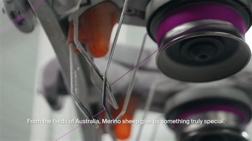 我們的 BUFF® Merino羊毛頸飾是如何製成的？ 我們的 Merino 羊毛來源於澳洲，是 100% 天然的、無剪羊毛傷害工藝的，並且是從與我們一樣堅持高環境標準的合作夥伴處，以符合道德規範的方式採購而來。 透過我們實驗室的測試，確保其持久耐用與全天舒適。此外，它本身具備防臭、抗菌與吸濕排汗的特性，是活躍生活型態的完美選擇。 每一件產品都在我們位於巴塞隆納的內部工廠精心製作，體現了我們對品質、永續性與創新的堅持。 --------------------------------------------------------------- BUFF 產品於以下銷售點有售: https://shorturl.at/3LUrl #buff #buffhk #pushtheboundries #livemorenow #outdoor #city #風格 #帽 #cap #運動帽 #跑步帽 #ootd #merino #wool | BUFF