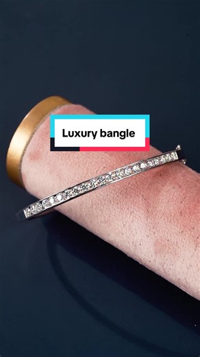 A diamond is light finding its way—shining softly, yet leaving an unforgettable impression in every moment 💕 Diamond Bangle USD 12,013 -》USD 6,007 Total carat : 1.741ct (21D - 1.741ct) Weight : 8.261 gr Kode : P2510070043 💎 Bisa COD (Bayar Di Tempat) 💎 Bisa PAYLATER 💎 Buyback Guarantee 💎 Lifetime Warranty 💎 Free Custom Design 💎 Free Resize 💎 Free Engraving 💎 Free Cleaning Jewelry 💎 Free Reparation STORES: * PURWOKERTO - @ritasupermallpwt lantai 1 unit 12A (dekat Chatime). - Kios Pasar 