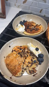 HOW long should you be in a deficit for⤵️⤵️ This can depend person to person. A lot of times it’s actually personal preference based on your goals on what POINT you want to get to. It also depends where you start. For somebody who is starting at 2000 calories and she wants to shred 10 lbs of body fat- she’s going to have a much easier time AS LONG AS that deficit is moderate and not extreme. On the other hand; you may ALREADY be in a deficit. In this case if you’re eating around 1300 calories do