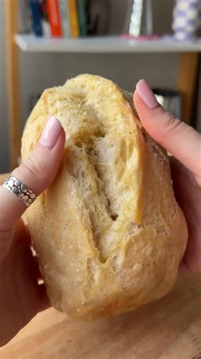 Taylor Fellman on Instagram: "4 Ingredient Artisan Bread Soft, fluffy and so easy (even for beginners)! Ingredients -1.5 cups lukewarm water -2 tsp dry, active yeast -2.5 cups flour -2 tsp salt -olive oil to top Full recipe is in my bio😇 #bread #breadmaking #baking #easyrecipes #beginnerbaker #breadrecipe"