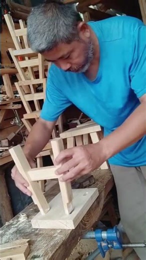 Assembly process of wood stool legs
