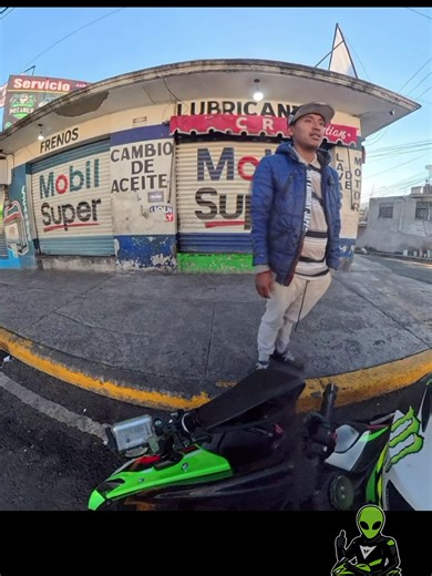 “Cuando sales a rodar y un NPC random te pregunta si sí eres real 👽 📍Confirmado: El Alien de la Kawa existe La misión apenas comienza…” #aliendelakawa #MotoVlog #BikersMX #RutaBiker #DomingoDeRuta #MotoLifeMX