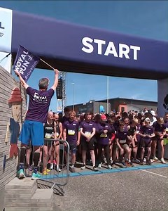 Årh, hvor vi glæder os til på mandag! 😃🙌💙 TV 2 er med hele dagen fra H.M. ankommer med Kongeskibet Dannebrog i Fredericia mandag formiddag, til han løber i mål på Amalienborg Slotsplads mandag aften. ☀️🙌 Følg med i fjernsynet hele dagen igennem og gense det hele på TV 2 Play, når det passer dig. | Royal Run Danmark