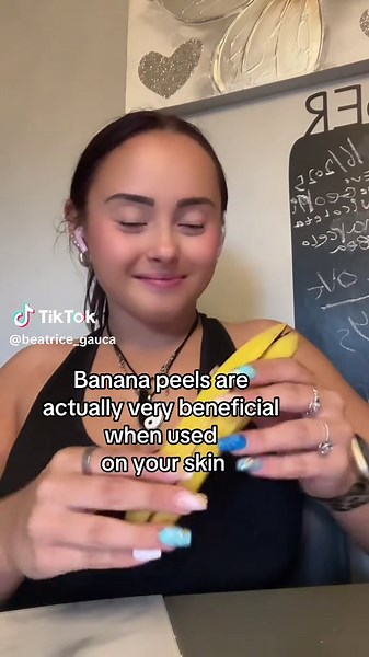 The more ripe the banana peel is, the more beneficial it is to your skin! #banana #bananabenefit #glowyskin #skintips #clearskin