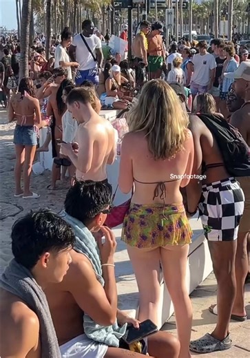 Just when the fun was getting started, the mounted cops rolled in 🐎 and killed the vibe. Everyone had to chill for a sec. How was spring break back in the day? 😏🔥#springbreak #florida